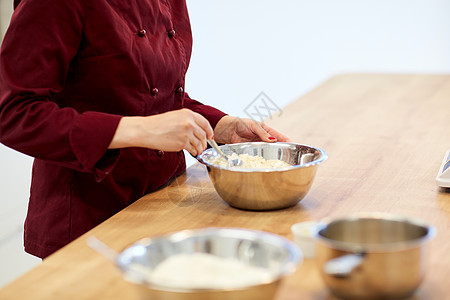 烹饪食物,烘焙人们的厨师用粉碗里糊厨师用粉碗里糊图片