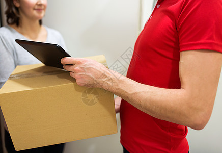 家庭送货服务,邮件,人运输人与平板电脑交付包裹箱给客户送货人员与盒子,平板电脑客户图片