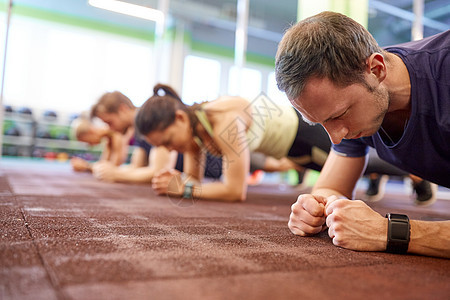 健身,运动,锻炼人的男人与心率跟踪体训练平板支撑健身房参加集体训练的人健身房平板支撑图片