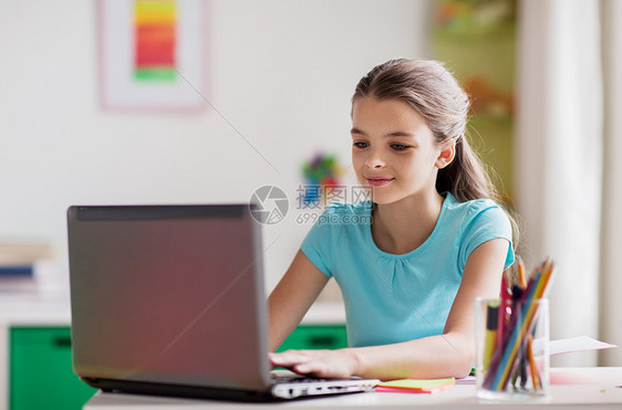 人,孩子技术女孩家里用笔记本电脑打字女孩家用笔记本电脑打字图片
