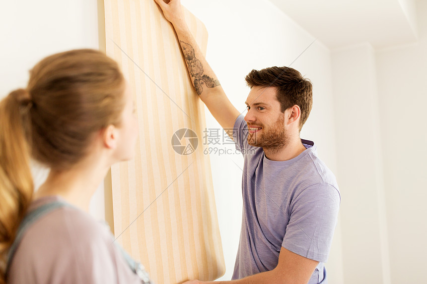 修复 人房地产的幸福的夫妇与壁纸修复新的家幸福的夫妇与壁纸修复新的家高清图片下载 正版图片 摄图网