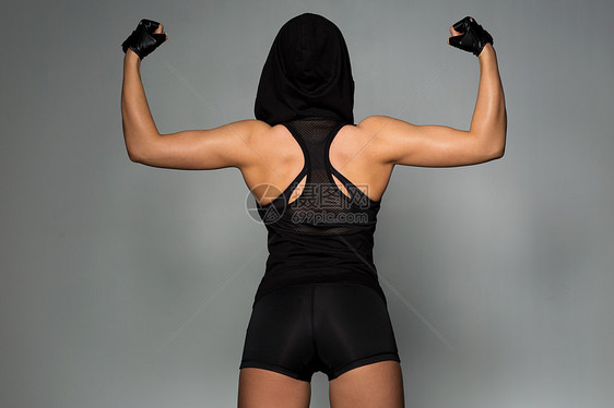 运动,健身,健美人的轻的女人健身房摆姿势展示肌肉轻女人摆姿势展示肌肉图片