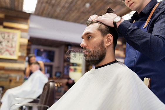 美容,美发人的男人理发师与梳子剪刀剪头发理发店理发师理发师理发店理发图片