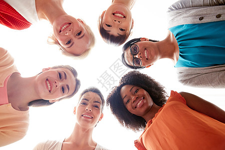 多样,种族,种族人的国际集快乐微笑同的妇女站圆圈超过白色群快乐微笑的女图片