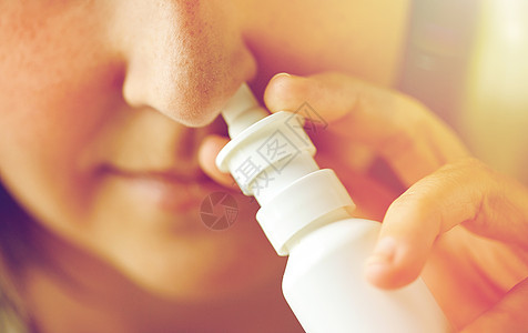 医疗保健,流感,鼻炎,医学人的密切患病妇女用鼻喷雾剂用鼻喷雾患病妇女图片
