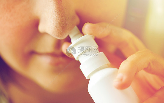 医疗保健,流感,鼻炎,医学人的密切患病妇女用鼻喷雾剂用鼻喷雾患病妇女图片