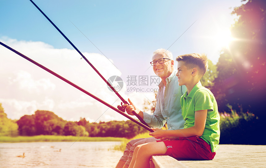 家庭世代暑假人们的快乐的祖父孙子,河泊上祖父孙子河边钓鱼图片