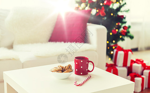 诞节,假日,冬天庆祝燕麦饼干,甘蔗糖红色杯子家里的桌子上诞饼干,甘蔗杯子图片