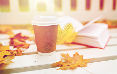 季节,广告饮料咖啡纸杯长凳秋季公园秋天公园的长凳上用纸杯喝咖啡背景图片