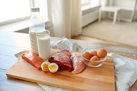 木制桌子上的天然蛋白质食物图片