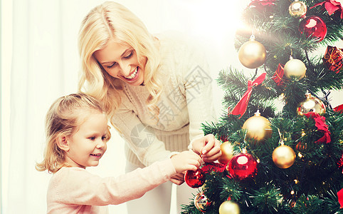 家庭,诞节,寒假人们的快乐的母亲小女儿家里装饰诞树幸福的家庭家里装饰诞树图片