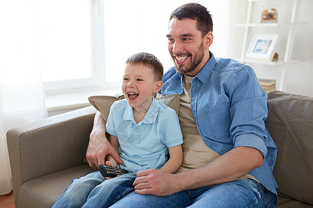 家庭,童,父亲,技术人的快乐的父亲小儿子与遥控器家看电视父子俩家远程看电视图片