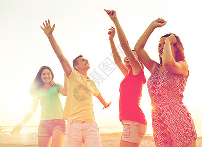 友谊,暑假,假期,聚会人的群微笑的朋友海滩上跳舞微笑的朋友夏天的海滩上跳舞图片