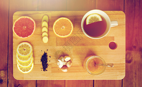 健康,传统医学,民间补救民族科学杯姜茶与蜂蜜,柑橘大蒜木板上姜茶加蜂蜜,柑橘大蒜木头上图片
