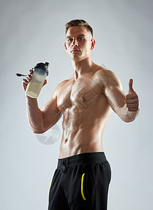 运动,健美,健身人的轻人健美与蛋白质瓶裸露的躯干大拇指健美运动员与蛋白质动竖大拇指图片