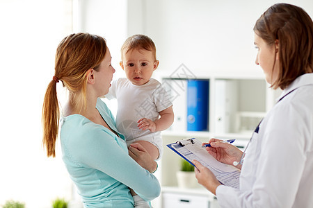医学,医疗,儿科人的快乐的女人与婴儿医生与剪贴板诊所快乐的女人婴儿医生诊所背景图片
