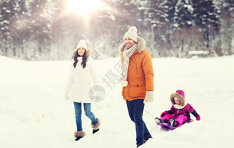 父母,时尚,季节人的幸福的家庭与孩子乘坐雪橇冬季森林散步快乐的家庭与雪橇行走冬季森林图片