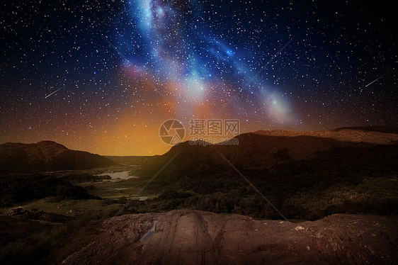 自然天文学夜空上的山景以流星为背景的夜空上的山景图片