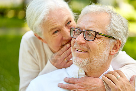 老退休人们的观念亲密的快乐老夫妇户外低语亲密的老夫妇户外低语图片