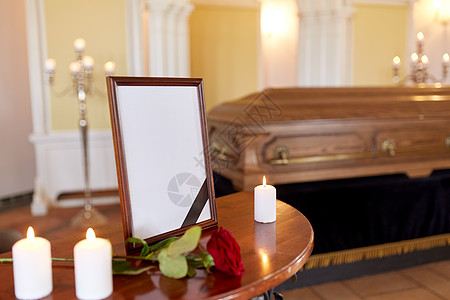 葬礼哀悼相框与黑色丝带,燃烧蜡烛棺材教堂教堂葬礼上的相框棺材图片