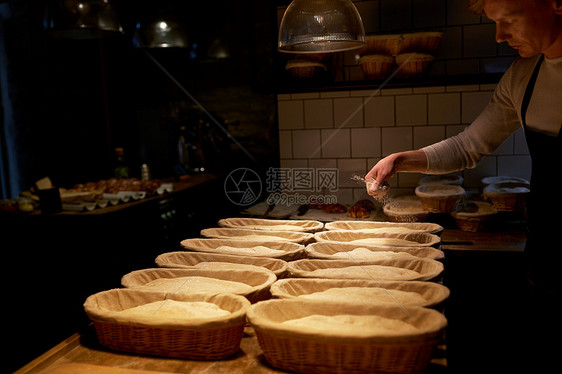 食物烹饪,烘焙人们的包师包倒粉篮子,而上升包店厨房包师带着篮子包店升图片