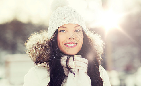 人们,季节休闲的快乐的女人户外穿冬天的衣服穿着冬天衣服的快乐女人户外图片
