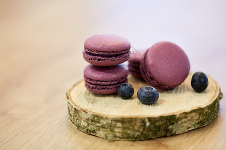 烹饪,糖果烘焙蓝莓马卡龙木架上木架上的蓝莓马卡龙图片