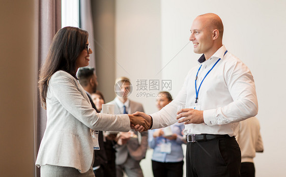 商业伙伴关系合作国际商务会议上握手商务会议上握手的人图片