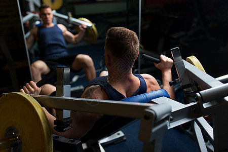运动,健身,健美人的男人胸部按压健身房的运动机器健身房锻炼机器上胸部按压的男人图片