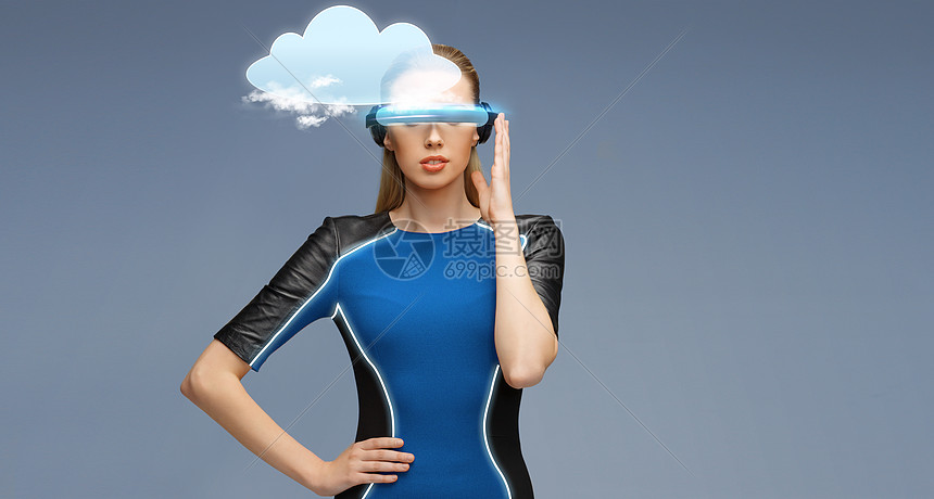 增强现实,科学,技术人的美丽的女人未来的三维眼镜与虚拟云投影蓝色背景虚拟现实中的女与云的三维眼镜图片