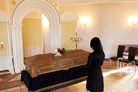 人们哀悼的东正教葬礼上带着棺材的悲伤女人教堂葬礼上带着棺材的悲伤女人图片