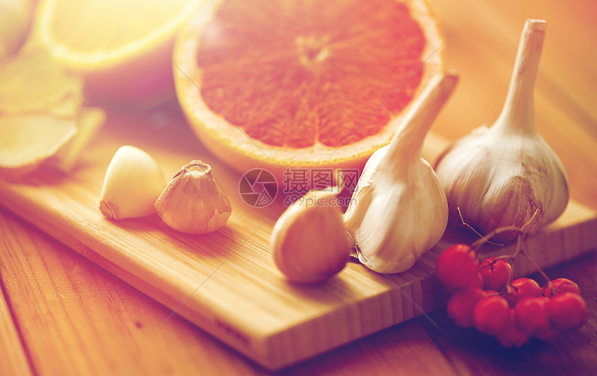 传统医学 烹饪民族科学橙色 柚子与生姜大蒜木板上柑橘 生姜 大蒜柳莓木材上高清图片下载 正版图片 摄图网