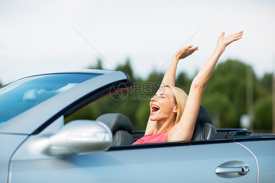 旅行,暑假,公路旅行人们的快乐的轻女人敞篷汽车享受阳光开敞篷车的快乐轻女人图片