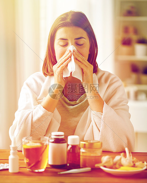 保健,流感,卫生,龄人的生病的女人用药物鼻子纸擦家生病的女人用药鼻子擦图片