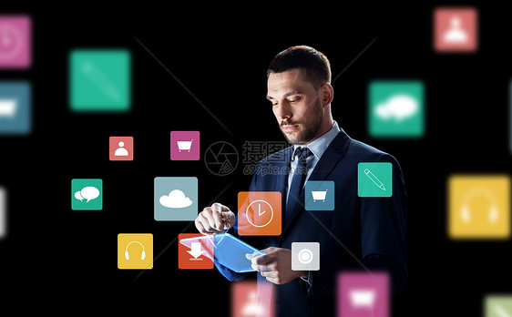 商业,人未来的技术商人西装与透明平板电脑虚拟菜单图标黑色背景拥平板电脑虚拟菜单图标的商人图片