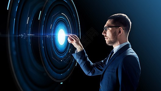 商业,人,增强现实未来的技术商人眼镜与虚拟投影黑色背景戴着虚拟投影眼镜的商人图片