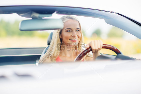 旅行,公路旅行人们的快乐的轻女人驾驶敞篷车快乐的轻女人开着敞篷车图片