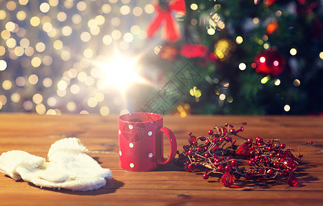 节日,诞节,冬天饮料的茶杯与手套诞装饰木制桌子上带手套诞装饰的茶杯图片