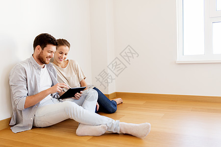抵押贷款,人房地产的幸福的夫妇与平板电脑电脑空房间的新家幸福的夫妇与平板电脑新家图片