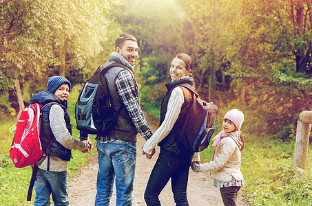 旅行,旅游徒步旅行的人的快乐的家庭步行与背包户外带背包徒步旅行的幸福家庭图片