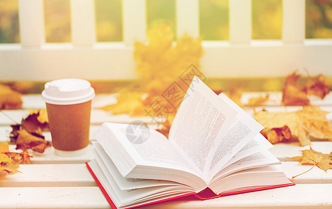 季节,教育文学开放的书咖啡杯长凳上的秋季公园秋季公园的长凳上打开书咖啡杯图片