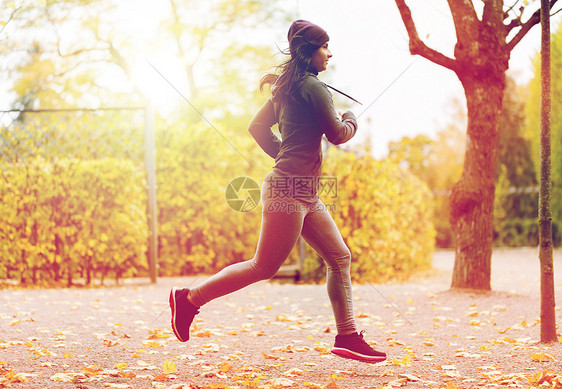 健身,运动,人,穿健康的生活方式密切轻妇女秋季公园跑步轻女子秋天公园跑步图片