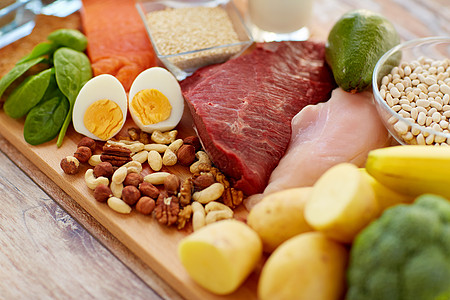 桌子上的天然蛋白质食物背景图片