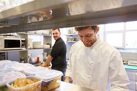 烹饪食物,职业人的快乐的男厨师厨师餐厅厨房厨师烹饪食物餐厅厨房图片