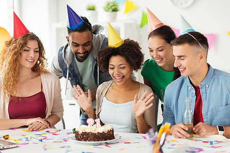公司聚会人的快乐队与蛋糕非酒精饮料庆祝同事21岁生日办公室聚会队办公室生日聚会上问候同事图片