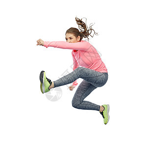 运动,健身,运动人的快乐的轻女人空中跳跃,白色背景上的战斗姿势快乐运动的轻女人跳战斗姿势图片