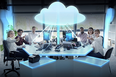 云计算,未来技术人的业务队与平板电脑计算机出大拇指办公室快乐的商业队与云计算全息图图片