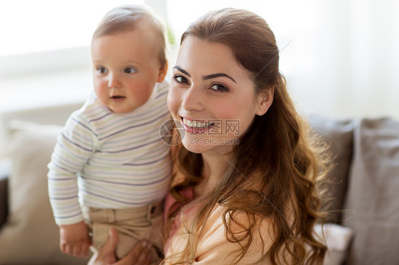 家庭,孩子母亲的快乐的微笑轻母亲小婴儿家里快乐的轻妈妈小宝宝家图片