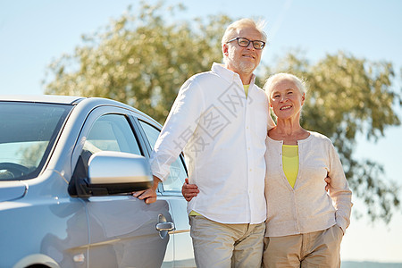 公路旅行,旅行老人的快乐的老夫妇拥抱汽车夏天快乐的老夫妇夏天的车里拥抱图片