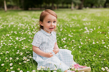 小雏菊背景童,休闲人的快乐的女婴绿色的夏季田野快乐的女婴绿色的夏天田野上背景